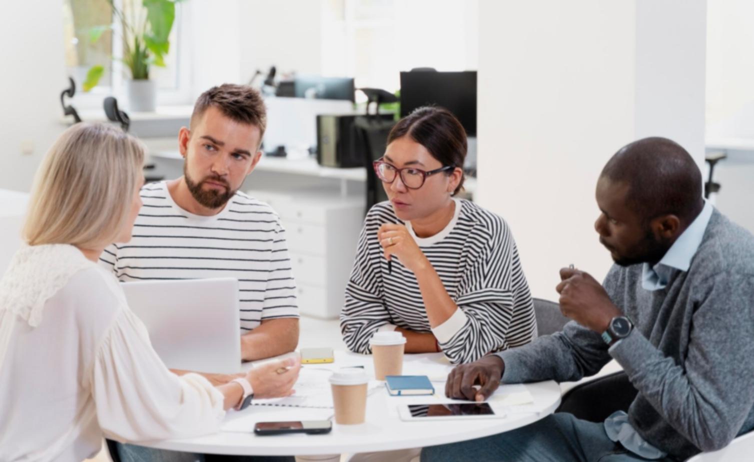 Équipe xilvorynqosa en réunion de travail collaborative