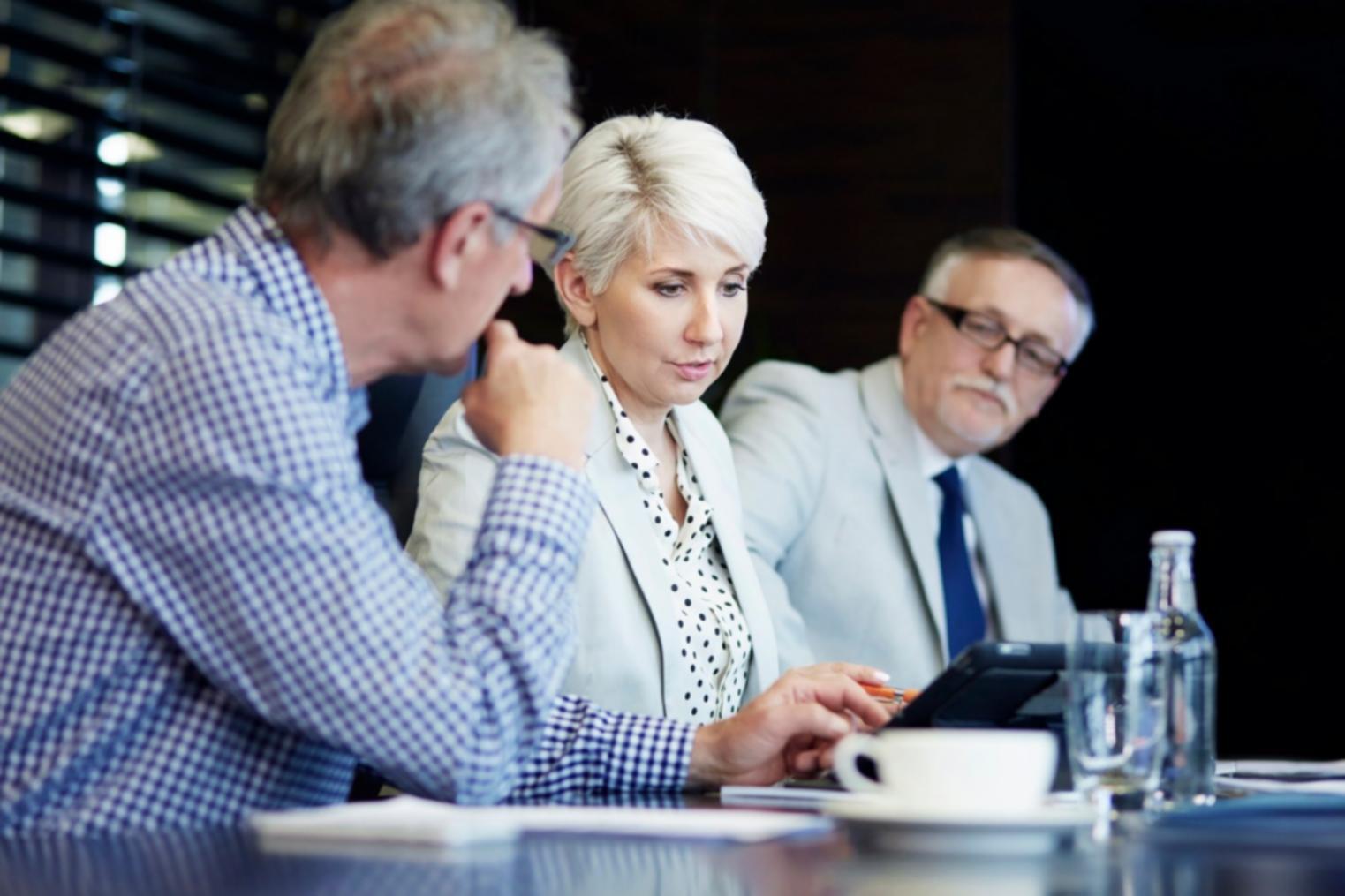 Graphiques financiers complexes et analyse comparative