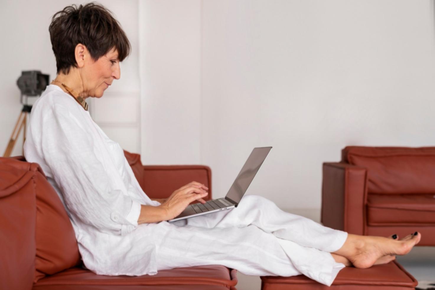 Professionnel analysant des données financières sur plusieurs écrans